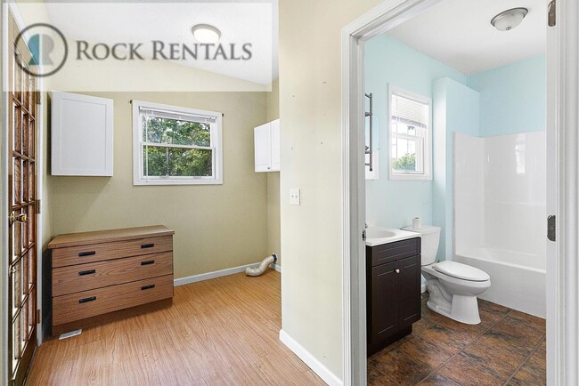 Building Photo - Large Updated Three Bed Two Bath with Patio