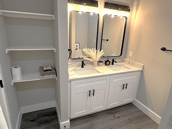 Building Photo - Like New and Close to IAH and Humble Area