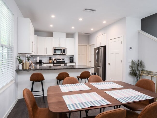 Building Photo - 4 Bedroom, 4 Bathroom House