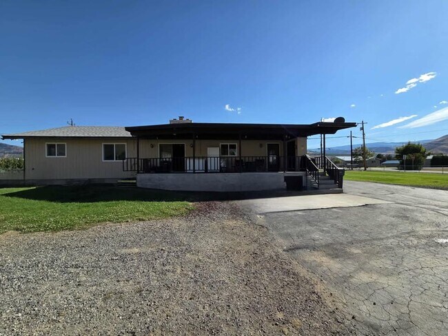 Building Photo - Large 3 Bedroom, 2.5 Bath on Beautiful, HU...