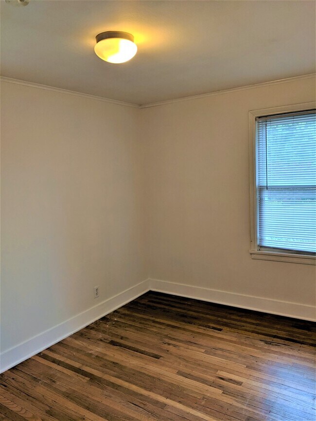 Building Photo - Charming 2-Bedroom Home in West Seattle-Off Street Parking- Large Outdoor Space