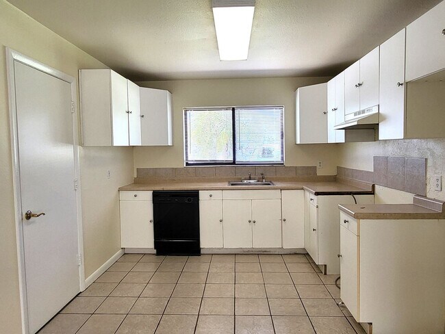 Building Photo - Spacious Rooms~Sunny~Large Yard~3Beds2Bath...