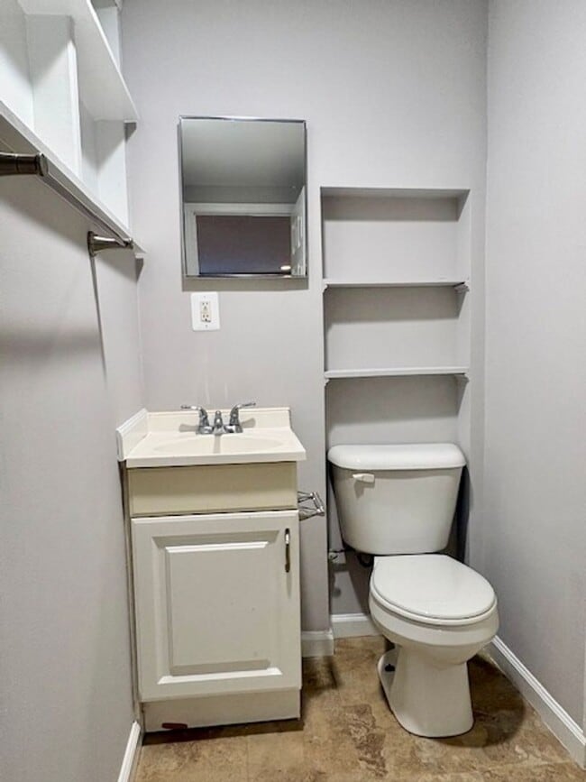 Building Photo - Beautiful end-unit townhome. Walkout basement. Quiet community