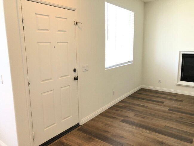 Building Photo - CHARMING 3 BR/2.5 BATH  " TWELVE PICKET LA...