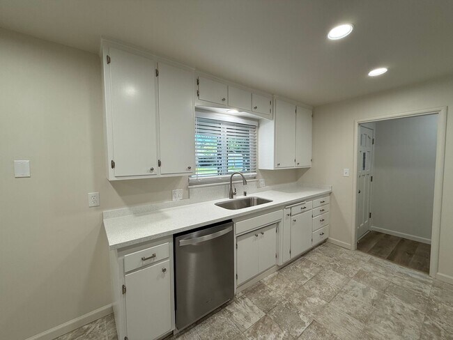 Building Photo - Newly renovated single story in Greenwood Estates!