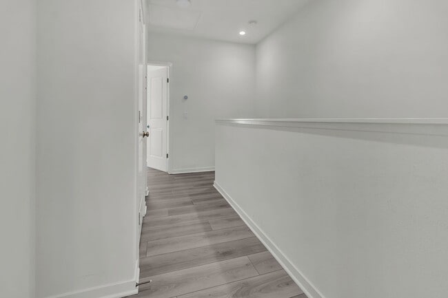 Building Photo - 711 Spring Gdn