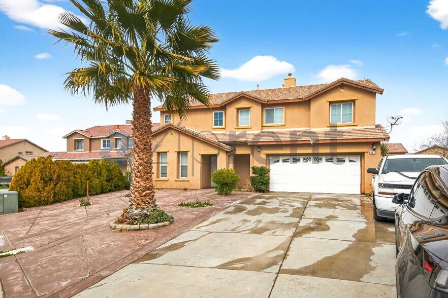 Building Photo - 619 W Ave H 13