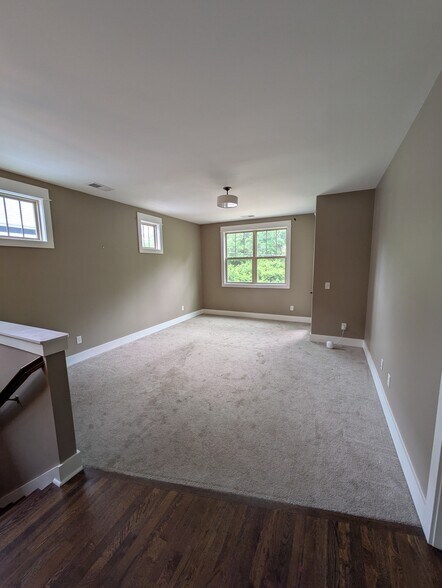 Building Photo - 2024B Straightway Ave