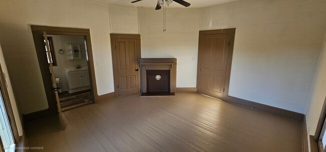 Building Photo - Enjoy a piece of history in this Vintage F...