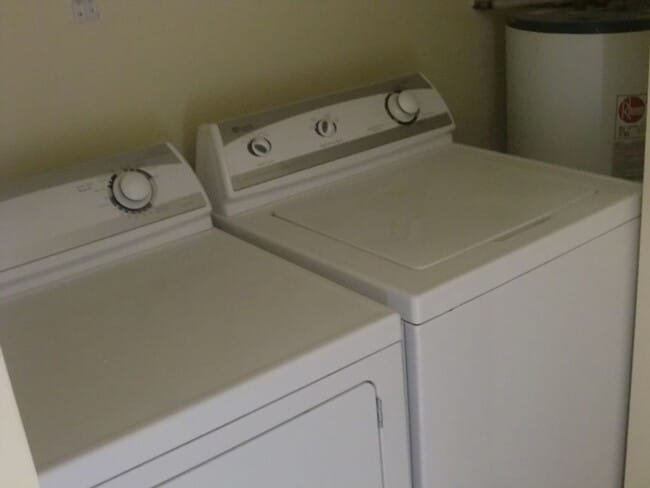 Building Photo - COMING IN AUGUST! Nice 4-bed Townhouse in ...