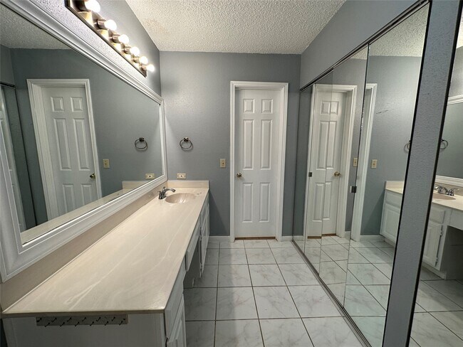 Building Photo - 3319 Green Fields Dr