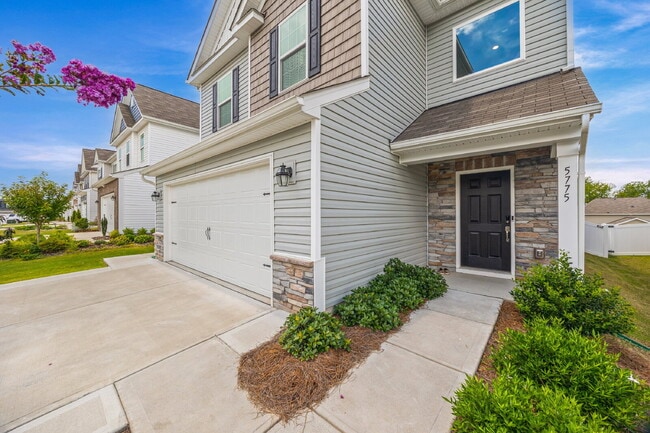 Building Photo - "Spacious 4-Bedroom Home Located In Desira...