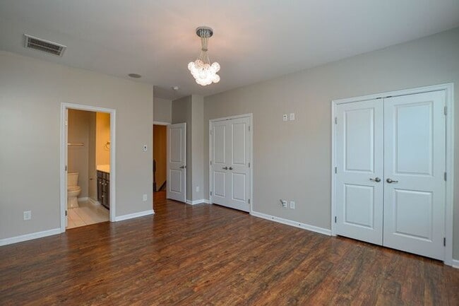 Building Photo - 2-bedroom end-unit w/ Bonus room!