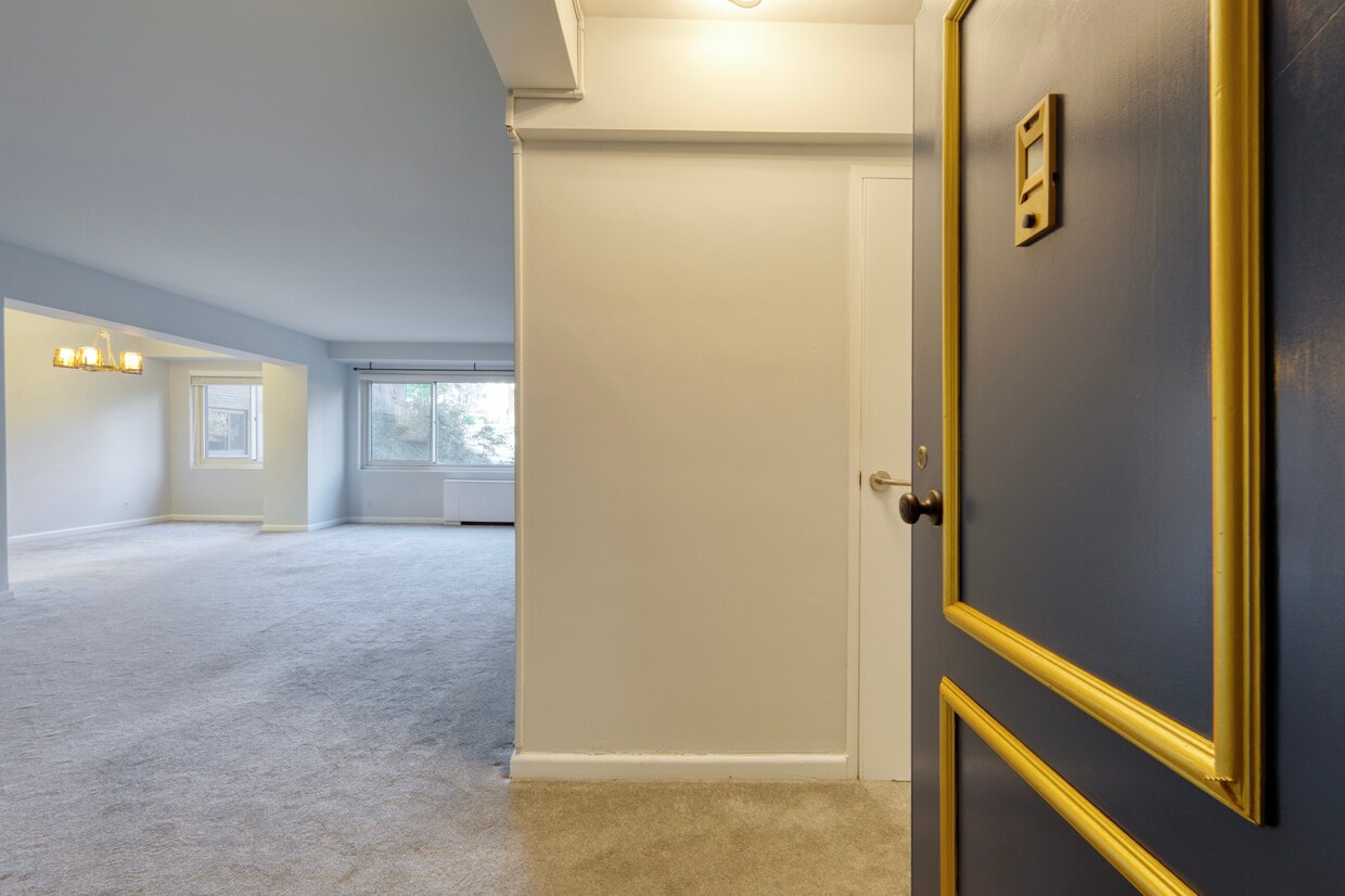 Welcome to 402W - 4201 Cathedral Ave NW
