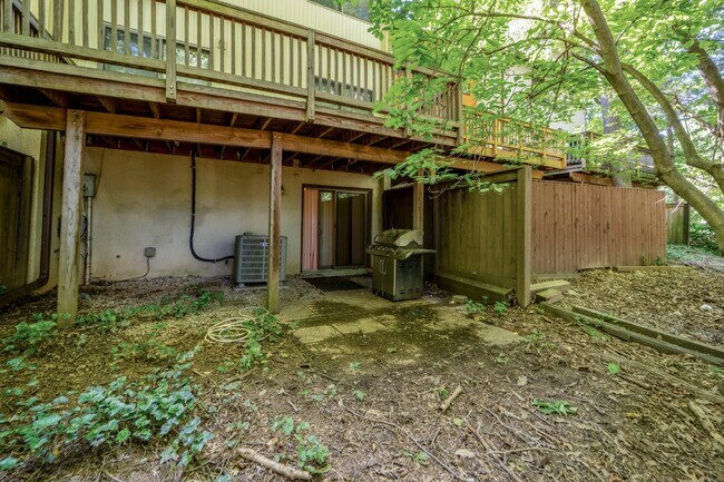 Building Photo - Renovated townhouse backing to trees with loads of privacy!