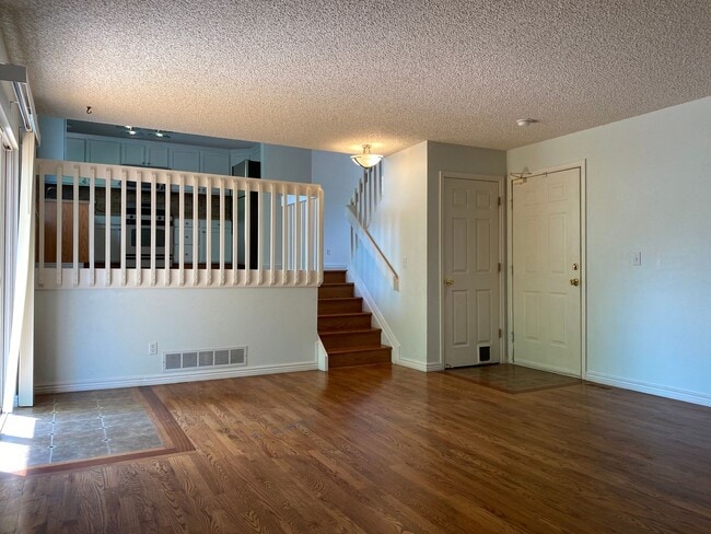Building Photo - Wonderfully updated and maintained 3 bedro...