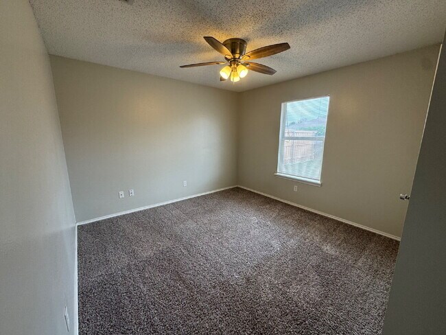 Building Photo - House Located On Cul-De-Sac & Next Block From Elementary!