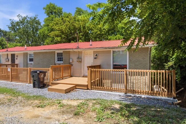 Building Photo - 2 Bed / 1 Bath. Pet Friendly. Off street parking.