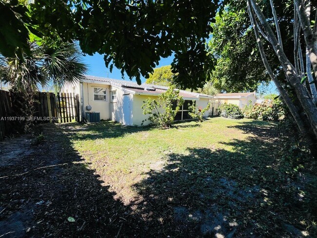 Building Photo - 5654 NE 5th Ave