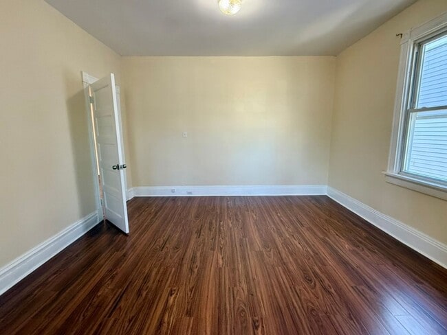 Building Photo - Spacious 3BR / 2BA apartment with ensuite bath and in-unit laundry