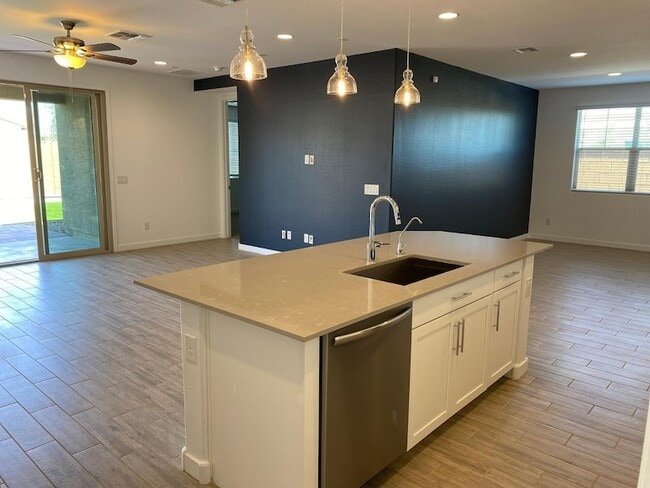 Building Photo - 130 E Elmwood Pl