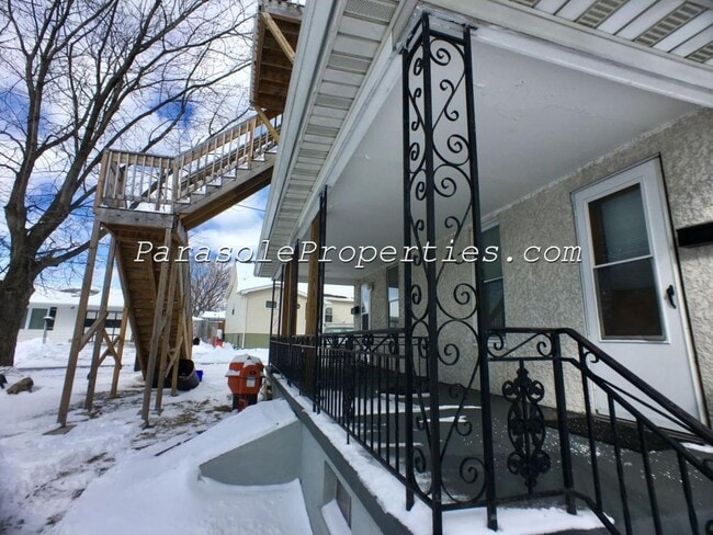 Building Photo - 704 Cooney St