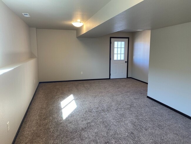 Building Photo - 4 BED | 2 BATH | DOUBLE GARAGE | RAPID VALLEY