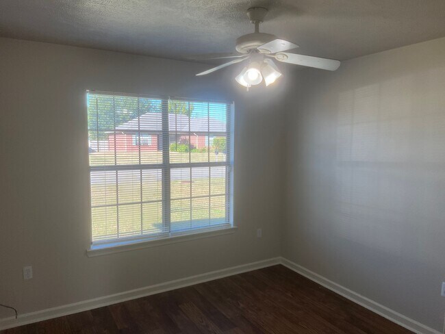 Building Photo - 3 Bed 2 Bath Home