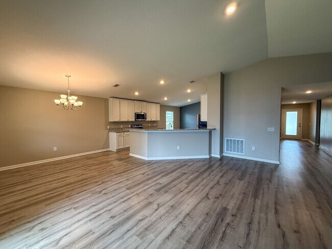 Building Photo - Beautiful 3 bedroom 2 bath brick craftsman home available for rent! POWER INCLUDED!