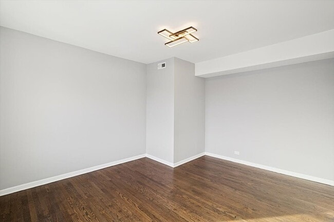 Building Photo - 6224 N Albany Ave