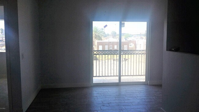 Building Photo - 1341 E Polk St