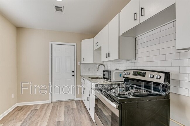 Building Photo - 810 Royalette Ave