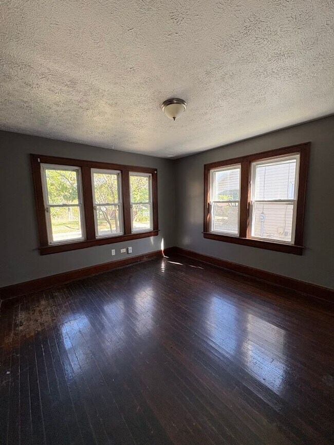 Building Photo - Three bedroom one bathroom home for rent