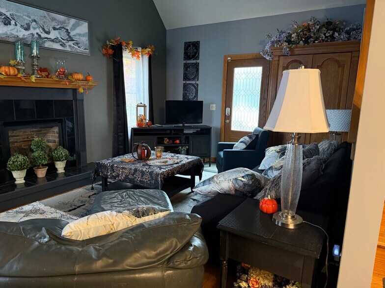 Living room rear side-opens to 14x16 deck- gas fireplace operates Dec-March. Frontier fiber interne - 20 Magnolia Hl