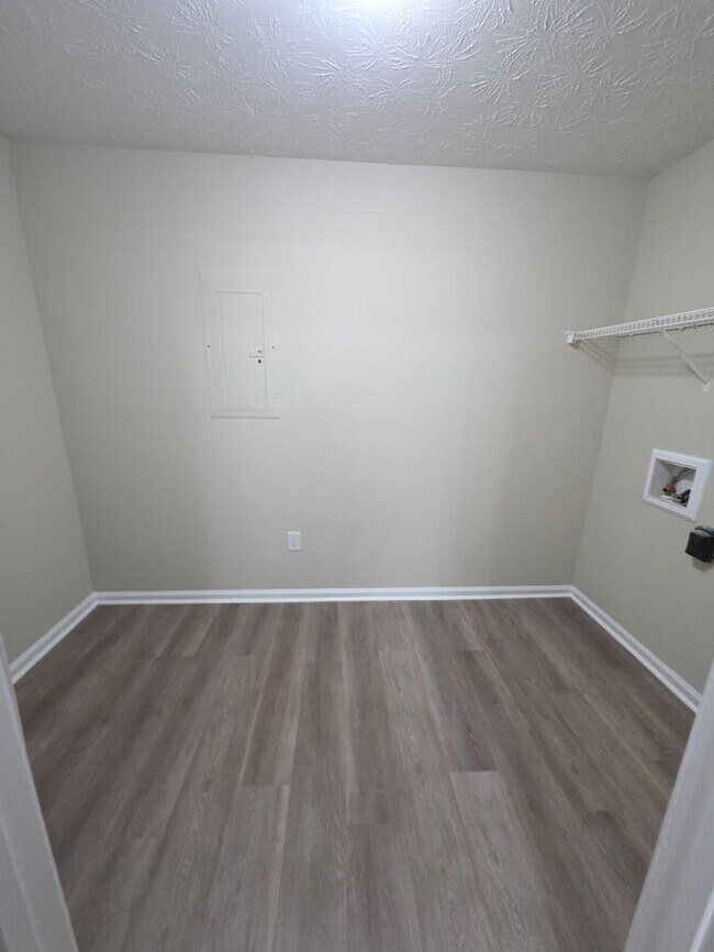 Building Photo - 220 Big Oak Cir