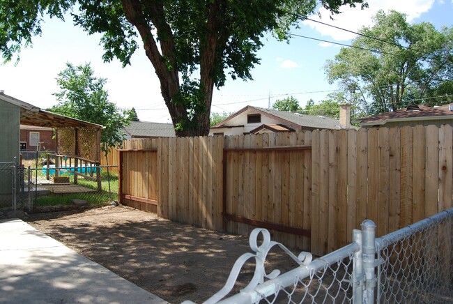 Building Photo - Cute 2 BR 1 BA Home in Midtown!