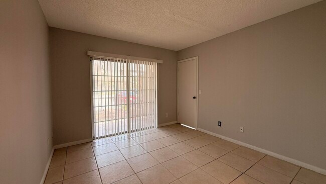 Building Photo - 1694 SE Green Acres Cir