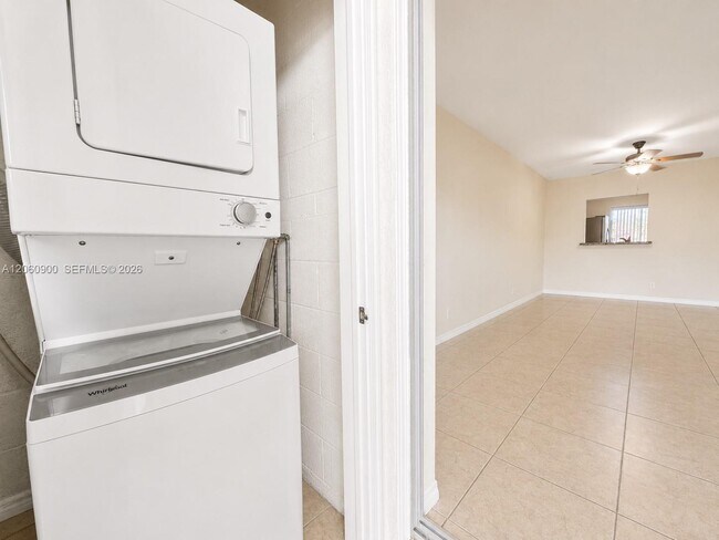 Building Photo - 6585 Somerset Dr