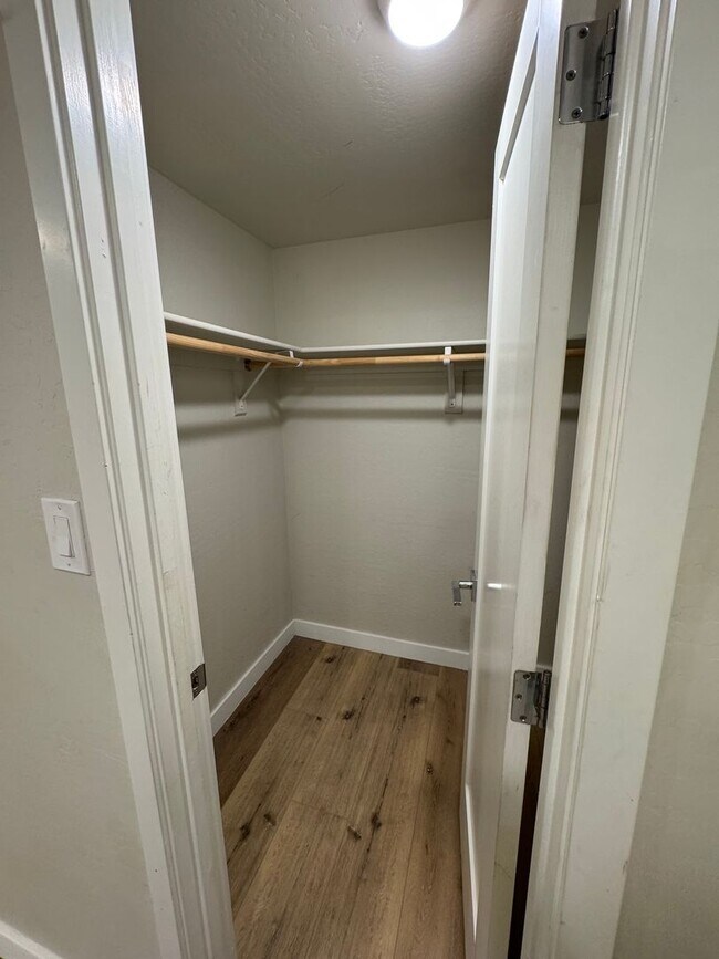 Building Photo - 4 bedroom basement home North Mesa