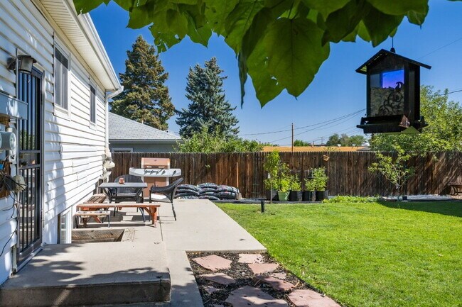Building Photo - Updated Lower-Level Apartment Steps From Downtown Littleton!