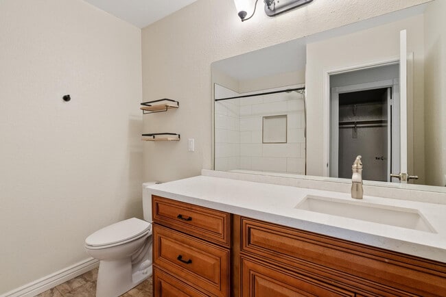 Building Photo - 2232 W Lindner Ave