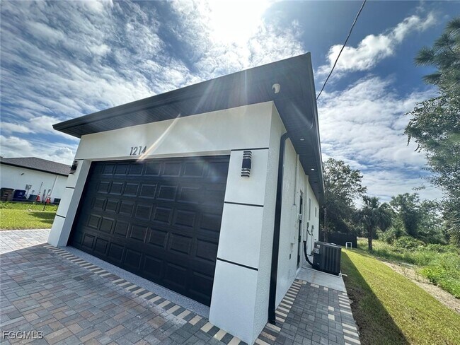 Building Photo - 1214 Cherry St E