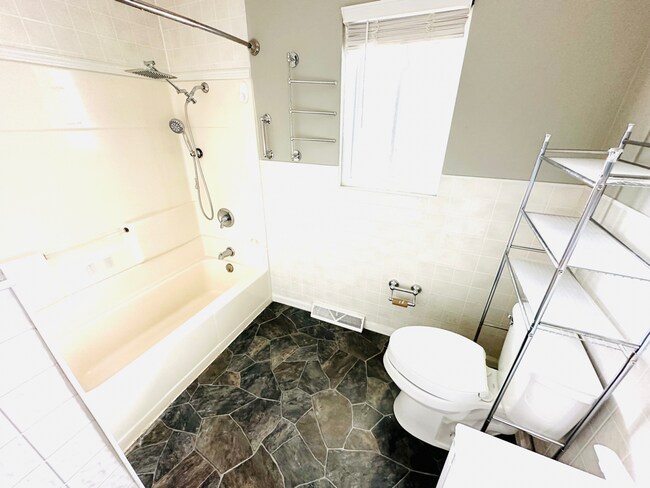 Building Photo - For Lease: Split-Level Ranch Home (4-Beds/2-Baths)