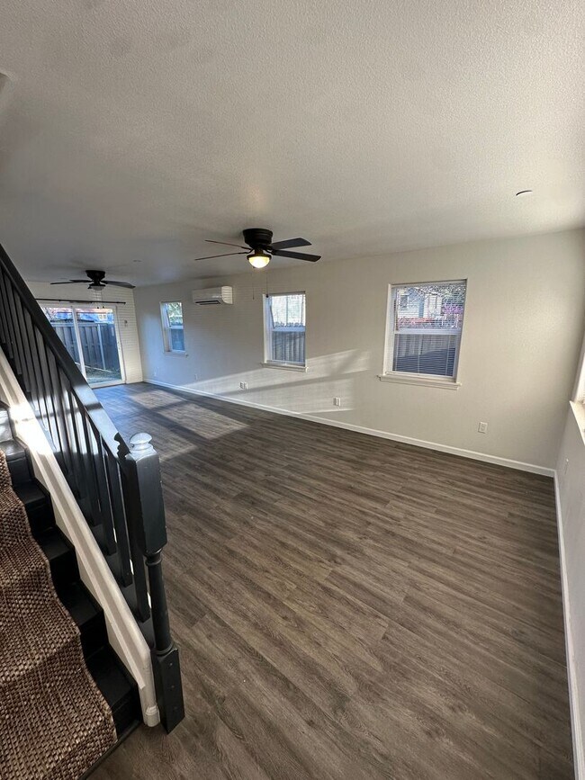 Building Photo - Spacious newer build! Close to downtown amenities and Enloe hospital!