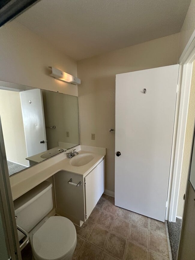 Building Photo - Beautiful & Large 2bd/ 2ba Condo