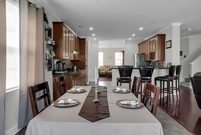 Building Photo - 334 Albrighton Way