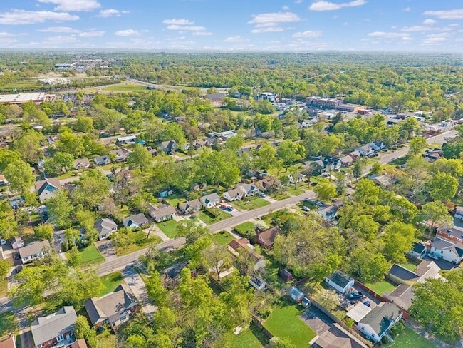 Building Photo - 902 Broadmoor Dr