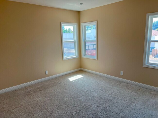 Building Photo - Beautiful 4bd/2ba in desireable neighborho...