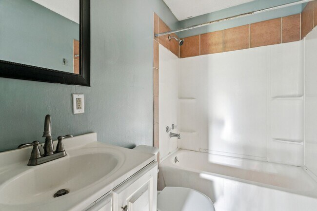 Building Photo - 206 Sunset Dr