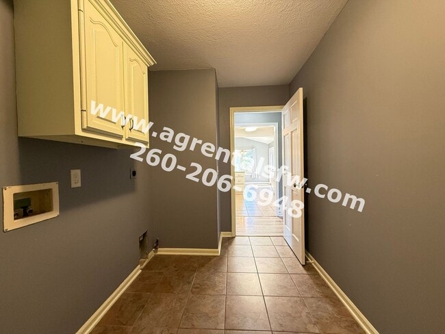 Building Photo - 3 Bedroom House